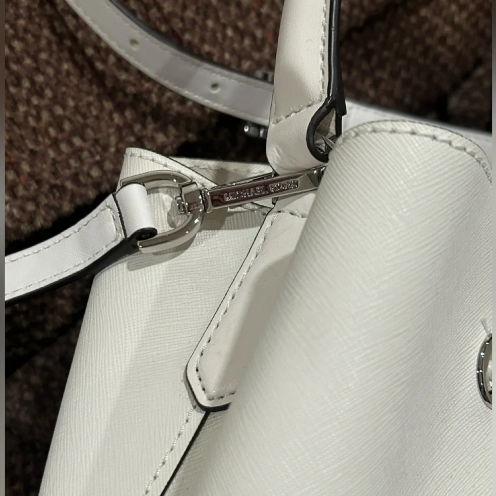 Michael Kors Suri Optic White Large Bucket Messenger Bag. NWT